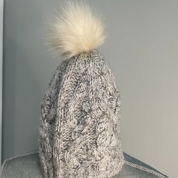 Banana Republic Womens Italian Yarn Marled Gray Pom Pom Hat EUC - Picture 1 of 1